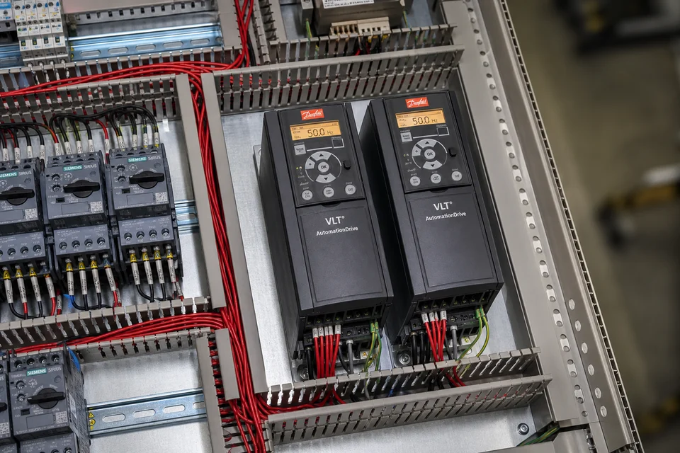 Variadores de frecuencia Danfoss VLT en tablero con cableado en ductos
